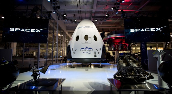 SpaceX首次成功测试“龙二”载人飞船逃生系统
