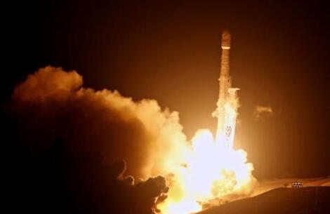 SpaceX成功进行“猎鹰重型”运载火箭点火试验