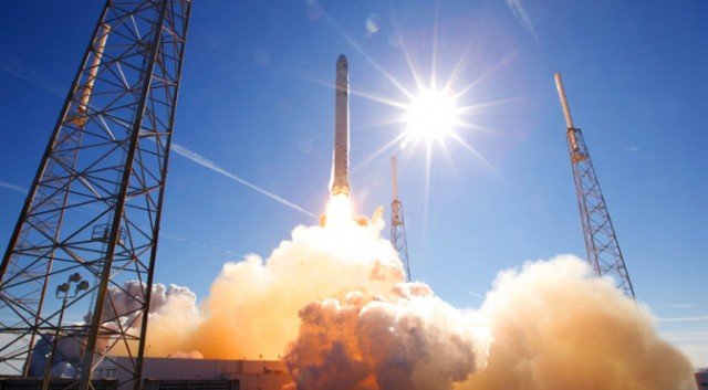 猎鹰9号”运载火箭携卫星在佛罗里达发射升空
